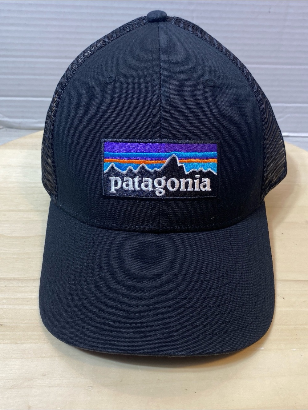 Patagonia P-6 Logo LoPro Trucker Hat Black Cap Snapback NWOT 38283